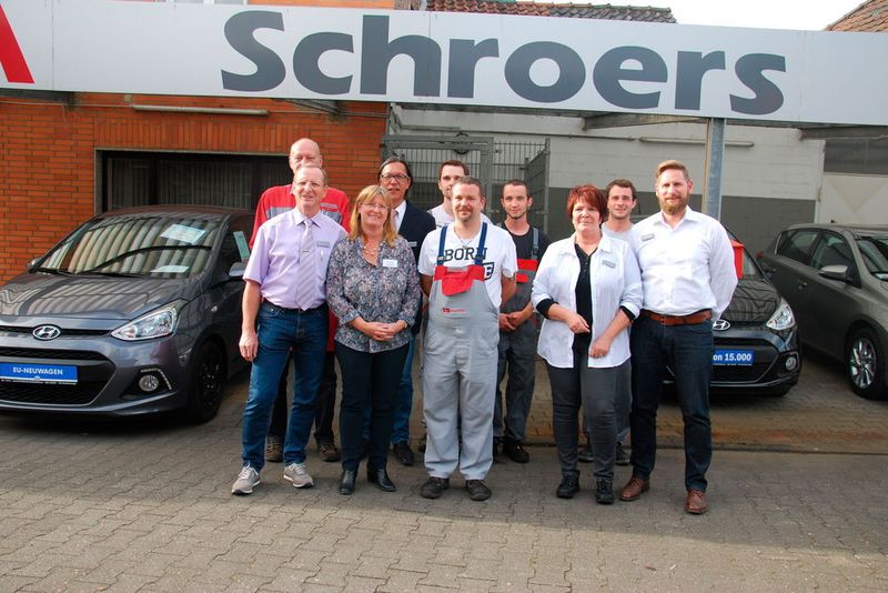Die Mannschaft des Autohauses Schroers in Mönchengladbach blickt zuversichtlich in die Zukunft. (Wenz)
