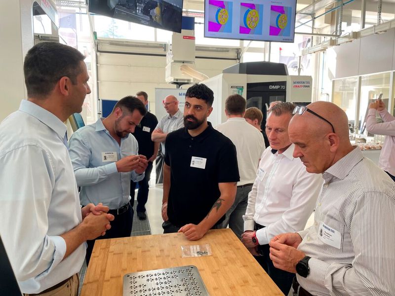 Pendant les Medical Days, les experts en technologie médicale ont pu assister en direct à la production hybride et se convaincre de la qualité des composants. (Source : Mikron Tool)