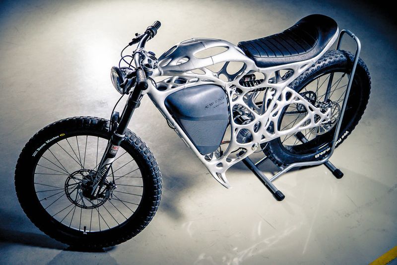 Ein ungewöhnlicher Anblick für ein Motorrad: Das Design hat ein Großrechner mithilfe von Algorithmen errechnet, um die bestmögliche Struktur zu finden. (Airbus Apworks)