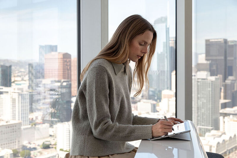 Bei typischer Nutzung soll der Akku das Surface Pro 7 bis zu 10,5 Stunden mit Energie versorgen. (Microsoft)