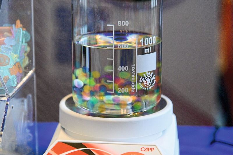 Bei den Exponaten legen sich die Aussteller ins Zeug – einiges ist kreativ in Szene gesetzt, wie hier der Rührer mit Becherglas und bunten „Tropfen“ darin.  Mehr Infos zu den kommenden LAB-SUPPLY-Messen finden Sie auf www.lab-supply.info (Bild: Stefan Stark)