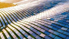 Papier ist geduldig! Deutschland hat sich vor rund drei Jahren auf die Fahnen geschrieben, von chinesischen Produkten (hier Solarmodule) und Rohstoffen unabhängiger werden zu wollen. Eine aktuelle Studie beweist, dass genau das Gegenteil der Fall ist ... (Bild: Chinasol)