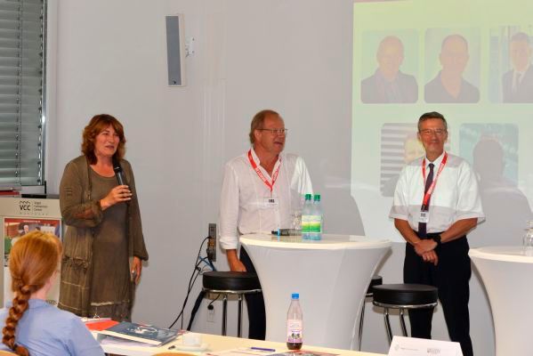 Claudia Mallok (links) führt durch die Diskussion. Mitte: Helmut Krautwurm. Rechts: Torsten Schindler. (Bild: Johannes Untch/Vogel Business Media)