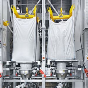 Die Auflagewanne mit dem darunter befindlichem Big-Bag-Anschlußsystem sorgen für eine sichere und staubfreie Austragung aus dem Big Bag.(Bild:  Azo)