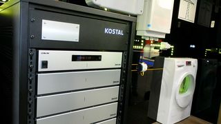 Wenn es sein muss, läuft die Waschmaschine auch nachts: Ein Energiemangementsystem für den Direktverbrach von pohotvoltaisch erzeugtem Strom gibt es von Kostal Solar Electric zusammen mit dem Energiespeicher. Vorgestellt wurde das Systen auf der Intersolar 2014. (elektrotechnik/R. Kluger)