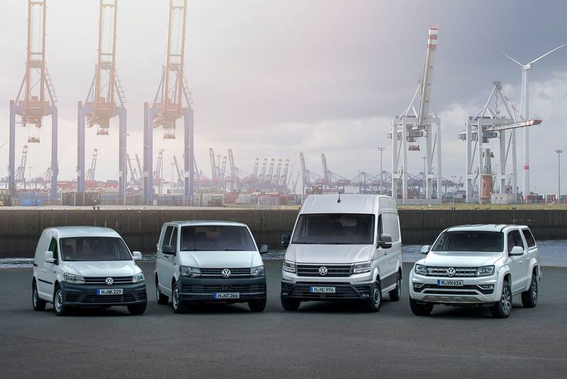 Dem Charme eines Transporters setzt der Einsatz Grenzen, aber die Designer gaben dem neuen Crafter ein freundliches Gesicht. Die Frontpartie zeigt die Verwandtschaft zur VW-Nutzfahrzeugfamilie mit Caddy, T6-Transporter und Amarok (v. l.). (Volkswagen)