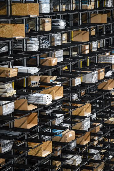 Auf der selben Fläche wie vorher können die Kasto-Lagersysteme bei TIR nun doppelt so viele Aluminiumprofile aufnehmen als bisher. Das Lagersysteme Unigrip nutzt dabei die Höhe optimal aus und passt sich flexibel an unterschiedliche Bedarfe an. (Bild: Kasto)