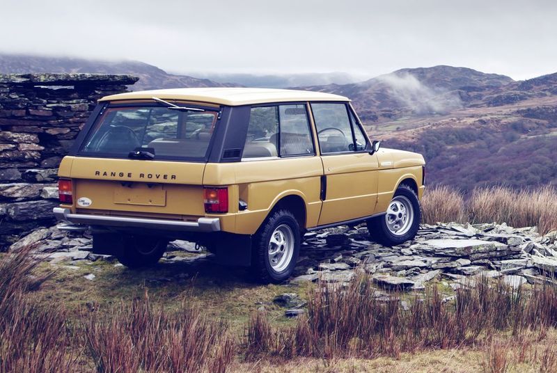 Der fast 40 Jahre alte Zweitürer in Bahama-Gold erstrahlt in neuem Glanz. (Land Rover)