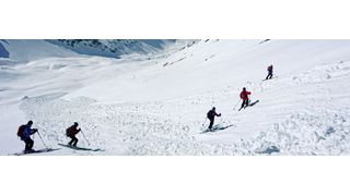 Queren einer an den Vortagen abgegangenen Lawine.  (Reto Barandun)