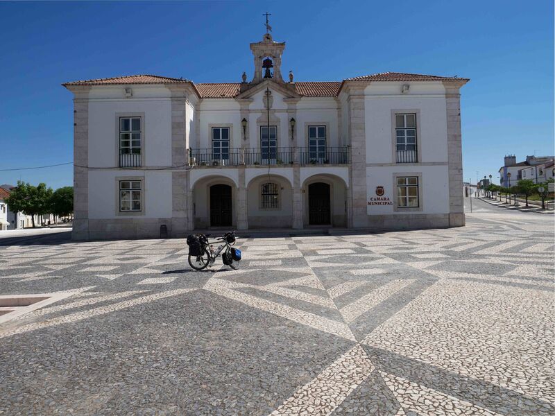 Redondo ist eine Kleinstadt in Portugal mit etwa 5.700 Einwohnern. Eine Besiedlung ist bis in die Jungsteinzeit zurück belegt.  (mk)