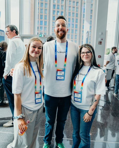 Entspannte Gesichter bei (v. l.) Nicola Müller, Jason Steinkühler und Nicole Wolf (alle 8mylez GmbH). (Bild: Shopware)