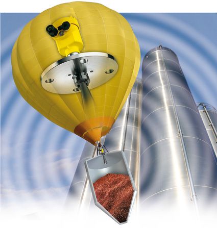 Radarsensoren wie der Vegapuls 68 sind bei der Füllstandmessung in Siloanlagen im Aufwind. Dank seiner optimierten Technologie kann der Sensor noch Signale auswerten, die um den Faktor 1000 kleiner sind als bei herkömmlichen Radargeräten. (Bilder: Vega, Siloanlagen Achberg, Archiv; [M]-Sahlmüller) (Archiv: Vogel Business Media)
