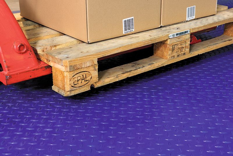 Kurzer Weg für bessere Übertragung: Der RFID-Transponder an der Palette wird vom in die Ladebrücke integrierten RFID-Empfänger ausgelesen. Dank kürzester Distanz ist die Funkübertragung besonders zuverlässig. (Bild: Hörmann)