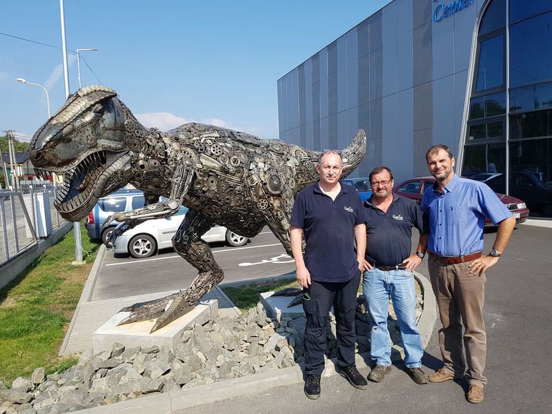 Vor dem Protech Innovation Center (von links): Falko Trieb und Dirk Prinz, Customer Care Technology bei Cemecon, mit Miroslav Palo, dem Inhaber von Protech. (Cemecon)