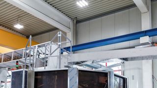 Moderne LED-Hallendeckenstrahler sorgen für die passende Ausleuchtung.  (Deutsche Lichtmiete / Marco Kleebauer)