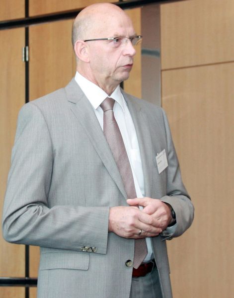 In his opening presentation, Matthias Keith of SECM describes how research results from the communication industry can be put to use in medical electronics. (Bild: Ivam)