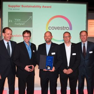 Supplier Sustainability Award für Covestro (von links nach rechts): Thomas Holenia, Corporate Vice President Purchasing bei Henkel, Harald Wolf, Global Key Account für Henkel bei Covestro, Michael Hellemann Soerensen, Leiter Commercial Operations in den Regionen Europa, Nahost, Afrika und Lateinamerika bei Covestro, Karsten Danielmeier, Leiter Global Innovation bei Covestro und Paul Kirsch, Corporate Senior Vice President, Supply Chain and Operations, Henkel Adhesive Technologies