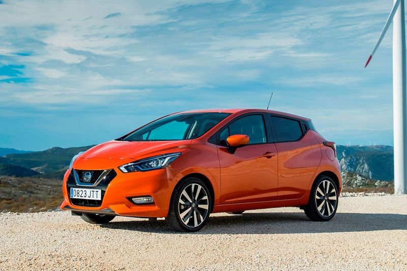 Die meisten Fußballer stehen auf Luxuskarossen und Sportboliden – aber es gibt auch ein paar erfrischende Ausnahmen:  Der Spanier Jesús Navas von Manchester City beispielsweise fährt einen Nissan Micra. Dafür musste er mit elf Minuten und 17 Sekunden so wenig kicken wie kein anderer Fußballer. (Nissan)