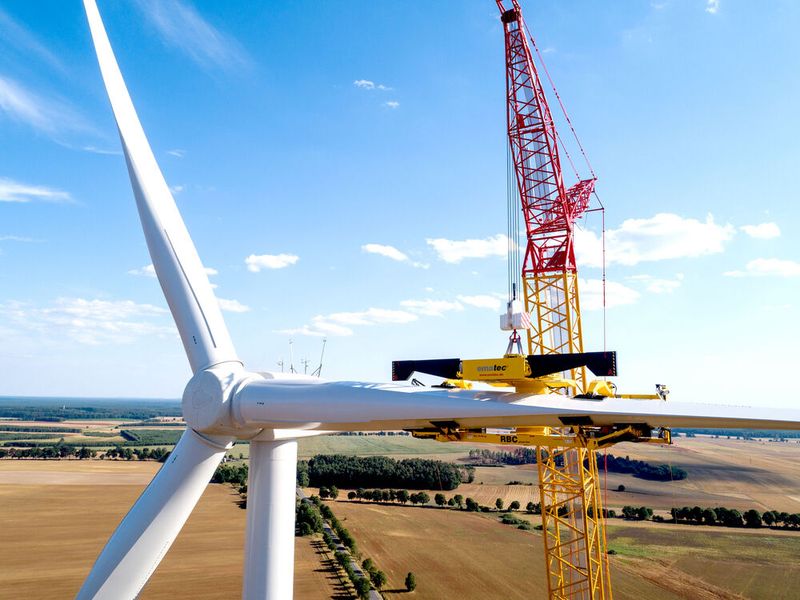 Als erster Hersteller setzt Enercon auf die neuen RBC-D-Rotorblatt-Traversen von Ematec.