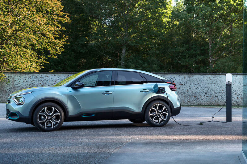 Die neuen Modelle ë-C4 und C4 sind beide ab September bestellbar. (Citroën)