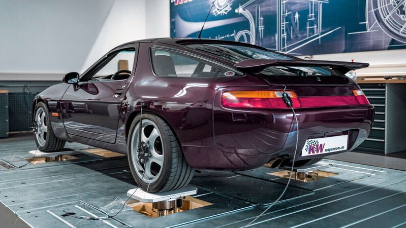 KW stimmt seine Fahrwerke in umfangreichen Testreihen sowohl auf der Straße, als auch auf einem speziellen Prüfstand ab.(Bild:  KW Automotive)