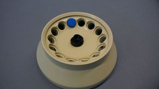 Das Fraunhofer-Institut IFF hat mit einem Industriepartner eine neuartige Herstellungsmethode von leistungsfähigeren CFK-Leichtbaurotoren entwickelt. Sie kombiniert Faserverbundtechnologien mit Schichtaufbau-Verfahren (Additive Manufacturing).  (Bild: Fraunhofer IFF)