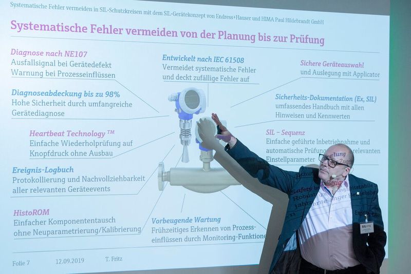 Wie lassen sich systematische Fehler im gesamten Life-Cycle einer SIL-Sicherheitseinrichtung – von der Planung bis zur Prüfung – vermeiden? Thomas Fritz, Global Process Safety Consultant bei Endress+Hauser, stellte dieses Thema in den Mittelpunkt seines Vortrags. Seine Empfehlungen an die Teilnehmer: „Klären Sie Ihre Anwendung. Setzen Sie das geeignete Messgerät ein. Installieren Sie dieses richtig und nehmen Sie es richtig in Betrieb.“ (J. Untch / Vogel Communications Group)