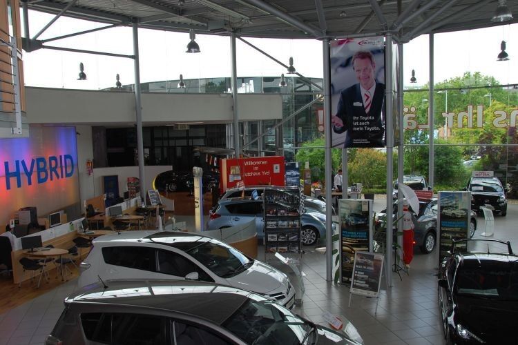 Transparent ist das Kundenzentrum mit der Fahrzeugpräsentation. (Rubbel)