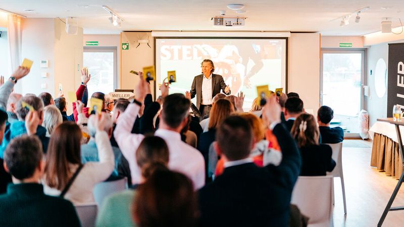 Ex-Fifa-Schiedsrichter Urs Meier hielt auf der Führungskräftekonferenz einen Key-Note-Vortrag. (Bild: Weller)