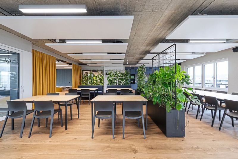 Die Cafeteria ist Herz und Treffpunkt zugleich. Mit über fünf Metern Länge bieten zwei grosse Tische im Innen- und Aussenbereich reichlich Platz für das Team. Sie sind Symbole für Gemeinschaft, Orte, an denen Pausen geteilt, Ideen entwickelt und Erfolge gefeiert werden. (Bild: NOWW AG)