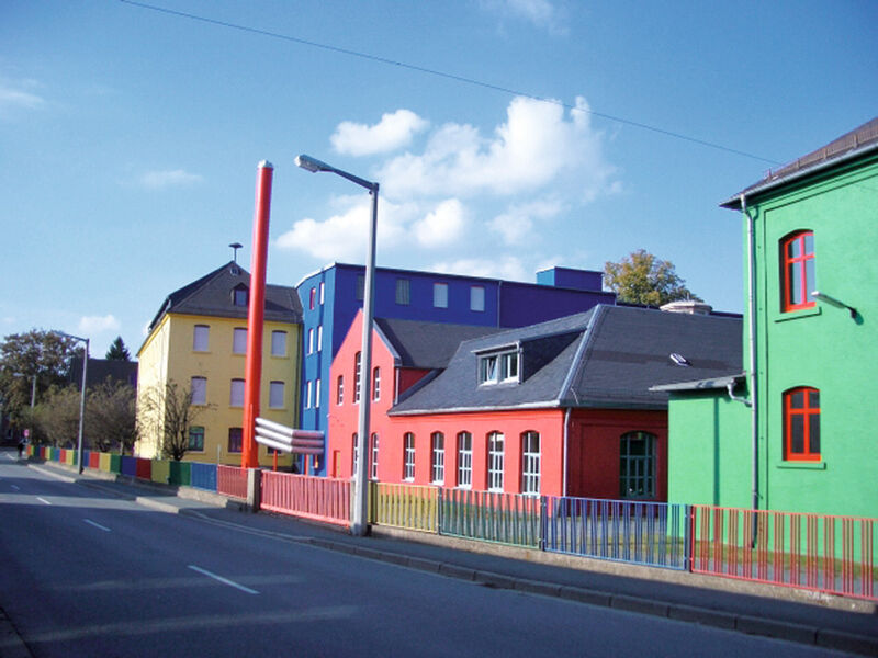 Das Faber-Castell Werk Geroldsgrün in Oberfranken produziert die Stifte, versandt werden sie zukünftig aus Mittelfranken. (Bild: Vodeg unter CC BY-SA 2.5, wikicommons)