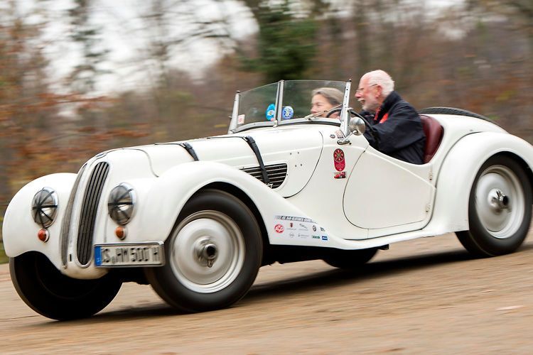 Ein wahre automobile Kostbarkeit ist der berühmte BMW 328 vom Baujahr 1938. (Foto: Messe Essen)