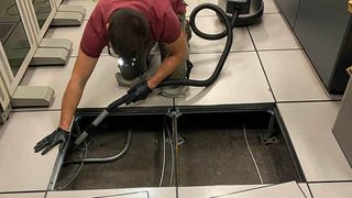 Vom Doppelboden bis zum Rack-Interieur: Die Reinigung von Rechenzentren setzt Einweisung voraus.  (Bild: Foremanpro)