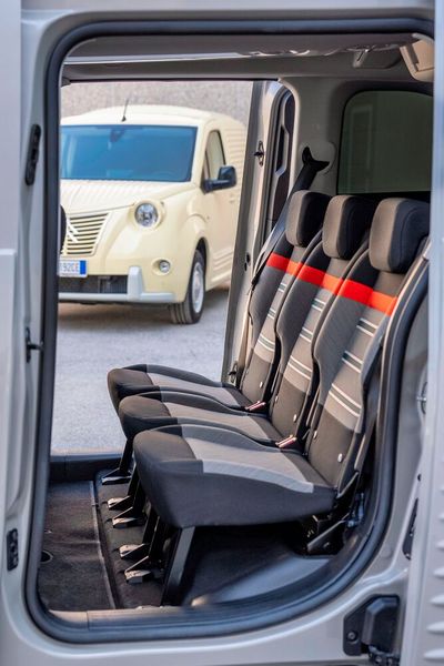 Wie bei modernen Hochdachkombis üblich, bietet der Berlingo Fourgonnette eine Rückbank mit drei Einzelsitzen. (Bild: Citroen)