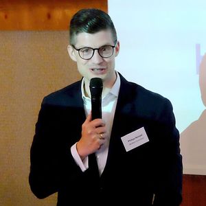 Philipp Hempel, Sales & Network Director DACH, MG Motor Deutschland, nahm beim Automobildialog Stellung zum Thema E-Mobilität.(Bild:  Zietz – VCG)