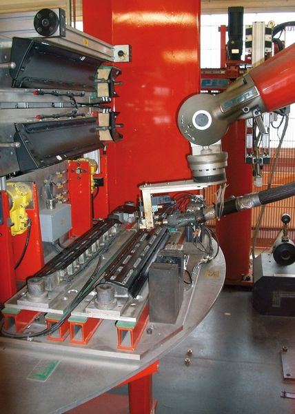 Bild 3: Knickarmroboter beim Auftragen von Einkomponentenklebstoff. (Archiv: Vogel Business Media)