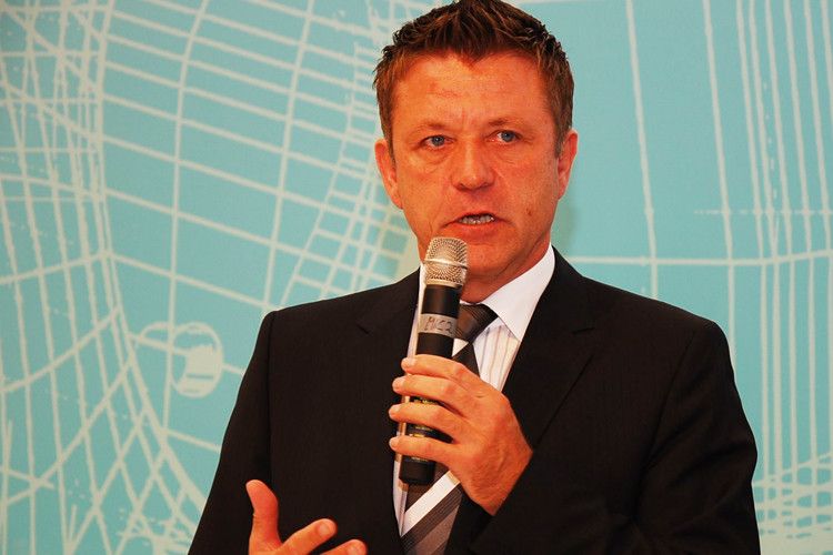 Das Deutsche Kfz-Gewerbe unterstützt die Übernahme: Wilhelm Hülsdonk, ZDK-Vizepräsident und  Bundesinnungsmeister, begleitetete den Vertragsabschluss mit einem Grußwort.  (Foto: Wenz)