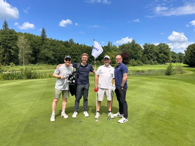 (v. l.) Stefan Schegg (Woodmark) Christopher Held (TEQWERK), Till Schwitalla (Arktis) und Christian Berndt (TD Synnex) bringt nichts aus der Ruhe. (Bild: Vogel IT-Medien)