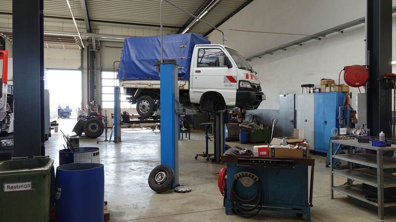 Auch ansässige Unternehmen mit Kommunalfahrzeugen oder Transporterflotten gehören zum Kundenstamm des Familienbetriebs. (Bild: Schreiner/»kfz-betrieb«)