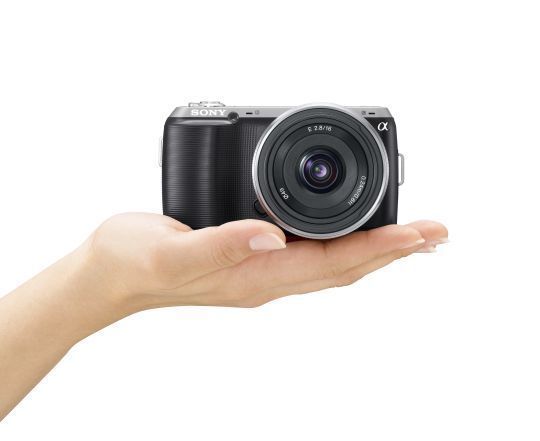 Den Titel der weltweit kleinsten und leichtesten Systemkamera mit Wechseloptik und APS-C-Bildsensor reklamiert die NEC-C3 von Sony für sich.  (Archiv: Vogel Business Media)