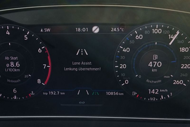 Ein elektronischer Helfer ist der Lane Assist, zu Deutsch Spurhalteassistent. Er unterstützt ab 65 km/h bei der Lenkung, kann das Auto aber auch von alleine steuern. Allerdings ist das noch nicht erlaubt, und so sendet der Golf eine Warnung an seinen Fahrer, falls dieser zu lange die Hände vom Lenkrad nimmt. (Seyerlein/»kfz-betrieb«)