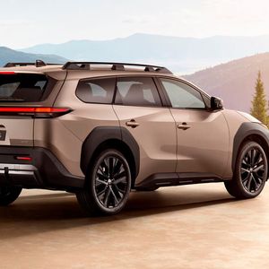 Im Vergleich zum Hightech-Look des bZ4X ist das Design des Touring-Modells robuster. Dazu trägt eine Reihe von Styling-Details bei, etwa das schwarze Finish der Radhäuser, schwarze Felgen und die Dachreling.(Bild:  Toyota)