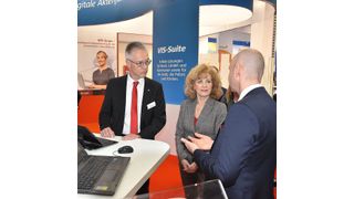 Birgit Keller, Thüringer Ministerin für Infrastruktur und Landwirtschaft im Gespräch mit Mitarbeitern der PDV-Systeme während der CEBIT 2017 (PDV)