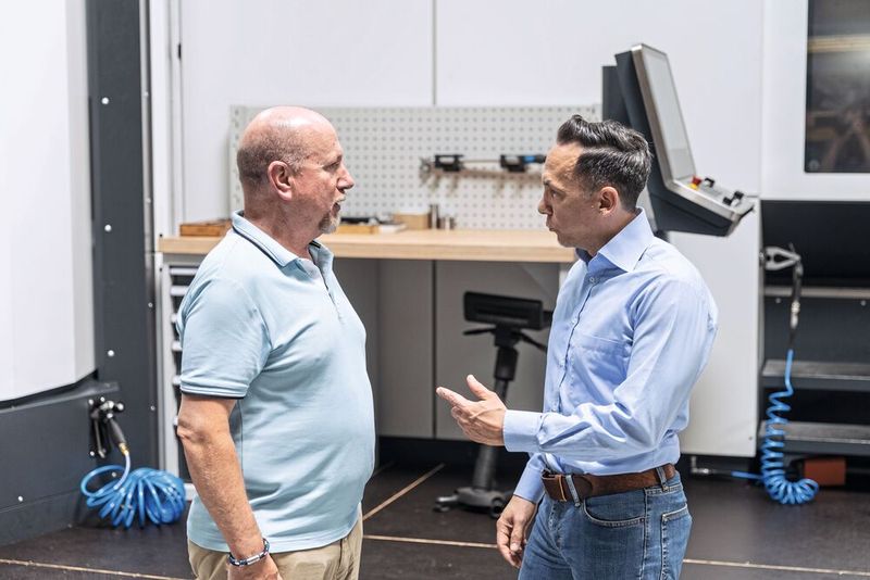 Klaus Lingenhöle (rechts), Geschäftsführer von Lingenhöle Technologie, und Erich Stolz, Gebietsvertriebsleiter für Österreich und Südtirol bei Heller, diskutieren gerne, um das bestmögliche Ergebnis zu erreichen. Mit der «F 6000» von Heller ist das Anfang 2026 wieder gelungen. (Bild: Heller)