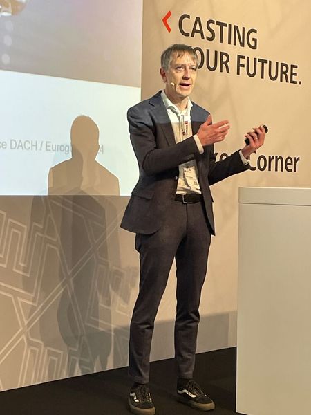 Bei diesen komplexen konstruktiven Anforderungen an Megacasting-Strukturen stoßen traditionelle Entwicklungsmethoden an ihre Grenzen. Altair hat mit einer generativen multidisziplinären Methode eine Lösung für die Strukturauslegung von Megagussteilen entwickelt. Diese Lösung nutzt KI und maschinelles Lernen, um die Ergebnisse von großen multidisziplinären Optimierungsstudien, mit mehr als 1000 Einzelsimulationen zu klassifizieren und zu clustern. Dr.-Ing. Moritz Frenzel, Technical Director Engineering Data Science bei Altair, erklärte im letzten Vortrag, wie das in der Praxis aussehen kann. (Bild: VCG/U. Drescher)