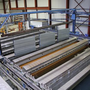 Beim Nutzfahrzeugzulieferer Räckers schützt das chemische Autodepositionsverfahren metallische Hohlteile innen und außen vor Korrosion. Zur Anwendung kommt dabei die Aquence-Technik von Henkel.