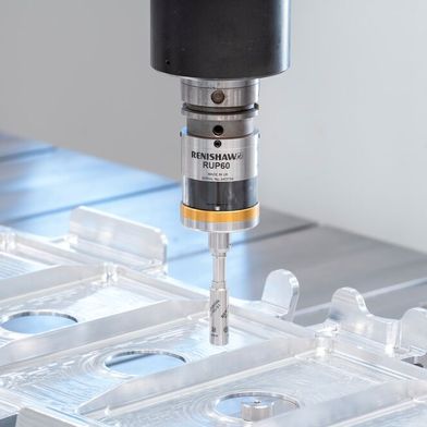 Renishaw hat die AMB 2026 genutzt, um zwei innovative Messtaster vorzustellen, die Bauteile direkt in der Werkzeugmaschine checken können. Eins davon ist der erste Ultraschall-Messtaster des Unternehmens, der sich RUP60 nennt. Hier mehr dazu – und zu dem anderen ... (Bild: Renishaw)