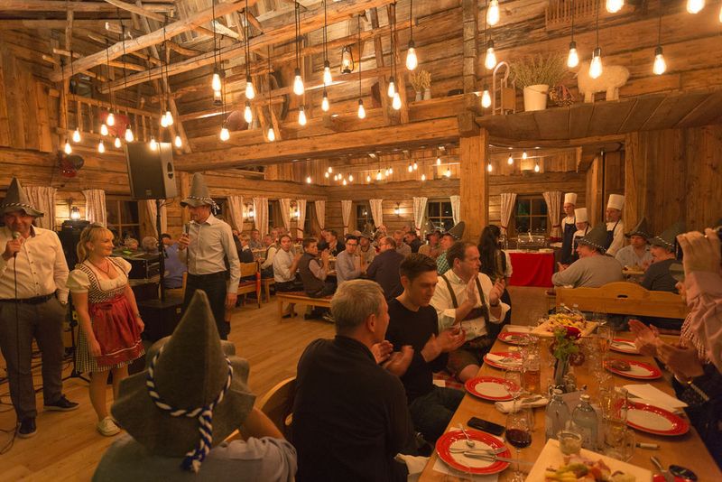 Gute Stimmung in uriger Atmosphäre herrschte beim Tiroler Abend auf der Interalpen Alm. (Komsa)