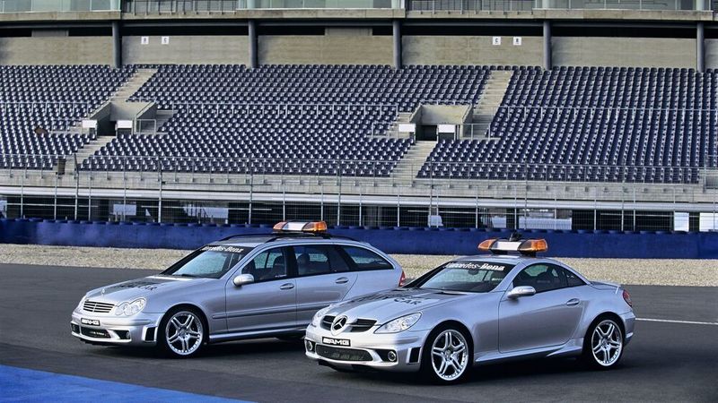 Schnell genug für die Formel 1: Der Mercedes SLK 55 AMG fungierte 2004 als Safety Car, das Mercdes C 55 AMG T-Modell als Medical Car. In beiden leistet ein 5,5-Liter-Saugmotor 265 kW (360 PS). Noch stärker ist der SLK 55 AMG Black Series. Mit 294 kW (400 PS) und festem CFK-Dach anstatt Vario-Faltdach.  (Bild: Mercedes-Benz Classic Archive)