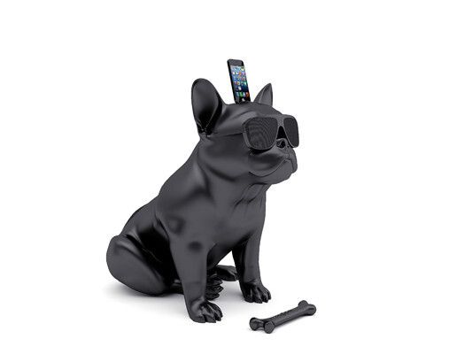 Eine französische Bulldogge, die jeder stylishen Wohnung eine Prise Extravaganz verleiht. Ausgestattet mit zwei Lautsprechern hinter der aufgesetzten Sonnenbrille und einem Subwoofer im Rücken, der für den energiegeladenen High-Definition-Sound sorgt, garantiert die knapp 64 Zentimeter große Powerstation Aufsehen. Egal ob als iPhone oder iPad Dockingstation, kabellos per Bluetooth und NFC-Technik oder beim Abspielen einer CD über den integrierten AUX-Eingang – das Ergebnis ist eine brillante Qualität dank der DSP-Technik. Der AeroBull ist in glossy white, glossy red und matt black erhältlich. Gesteuert wird das Designer-Item – ganz artgerecht – über eine Bedienung in Form eines Knochens. Bei www.kusch.de gibt es des AeroBull für 1.499 Euro. (www.kusch.com)